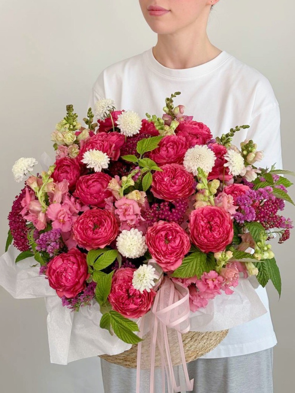 БОЛЬШАЯ КОРЗИНА С ПИОНОВИДНОЙ РОЗОЙ БОЛЬШАЯ КОРЗИНА С ПИОНОВИДНОЙ РОЗОЙ