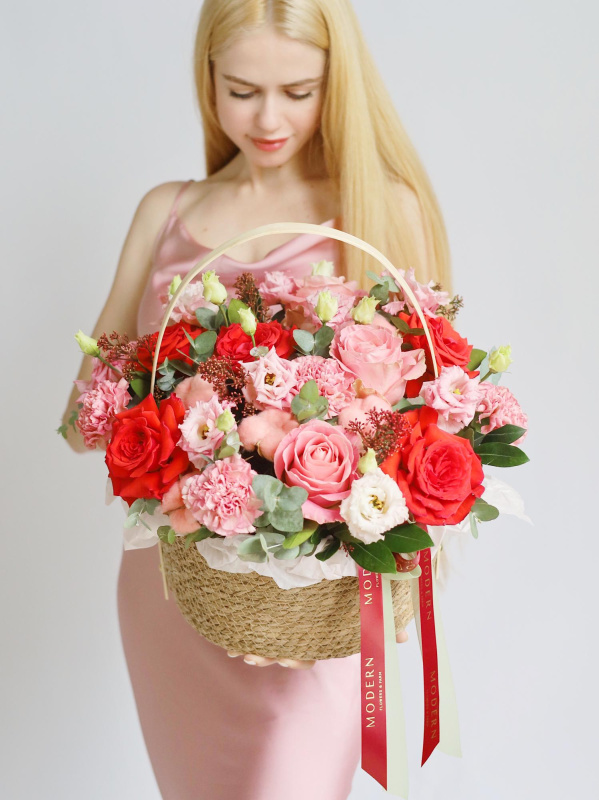 ПИОНОВИДНАЯ РОЗА, ЭУСТОМА, ЭВКАЛИПТ В ПЛЕТЕНОЙ КОРЗИНЕ ПИОНОВИДНАЯ РОЗА, ЭУСТОМА, ЭВКАЛИПТ В ПЛЕТЕНОЙ КОРЗИНЕ