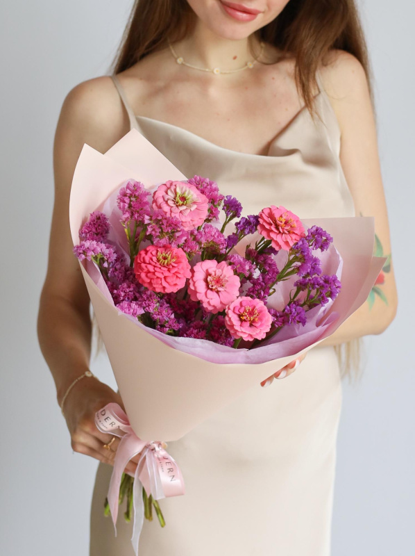 БУКЕТ С ЦИННИЕЙ И СТАТИЦЕЙ