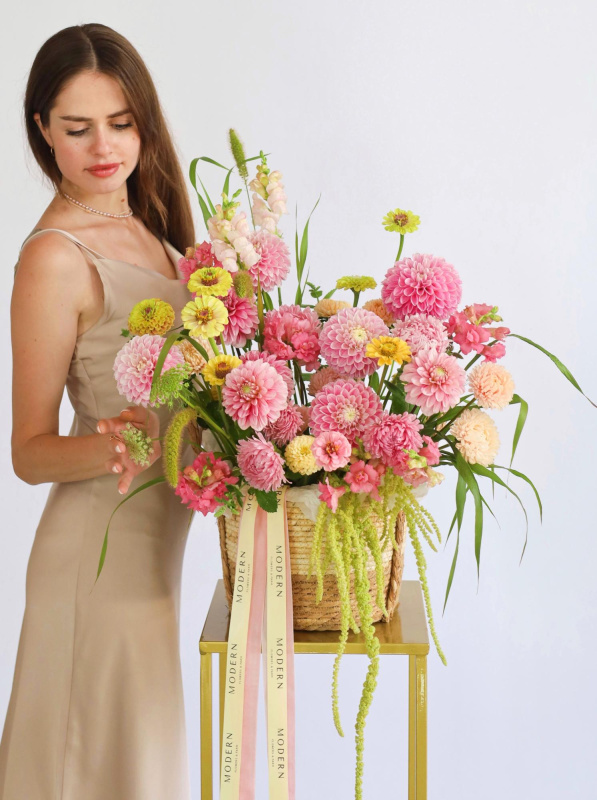 БОЛЬШАЯ ЛЕТНЯЯ КОРЗИНА С ГЕОРГИНАМИ И ДРУГИМИ ФЕРМЕРСКИМИ ЦВЕТАМИ БОЛЬШАЯ ЛЕТНЯЯ КОРЗИНА С ГЕОРГИНАМИ И ДРУГИМИ ФЕРМЕРСКИМИ ЦВЕТАМИ