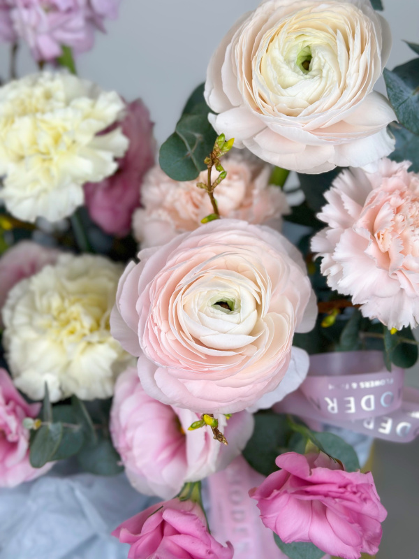 КОМПОЗИЦИЯ С РАНУНКУЛЮСАМИ, МАТТИОЛОЙ И ВЕТОЧКОЙ ФОРЗИЦИИ