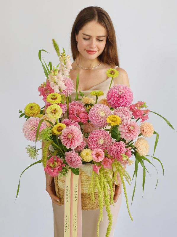 БОЛЬШАЯ ЛЕТНЯЯ КОРЗИНА С ГЕОРГИНАМИ И ДРУГИМИ ФЕРМЕРСКИМИ ЦВЕТАМИ БОЛЬШАЯ ЛЕТНЯЯ КОРЗИНА С ГЕОРГИНАМИ И ДРУГИМИ ФЕРМЕРСКИМИ ЦВЕТАМИ