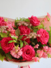 ЯРКИЙ БУКЕТ С ПИОНОВИДНОЙ РОЗОЙ И МАЛИНОЙ