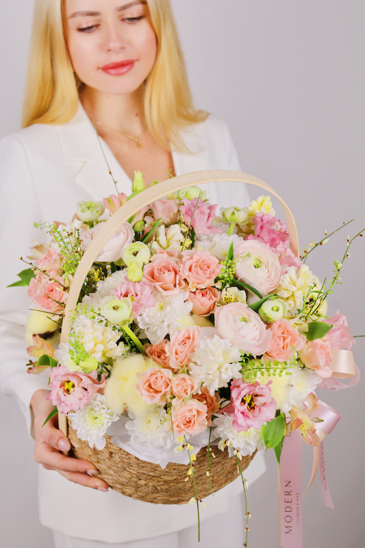 НЕЖНАЯ КОРЗИНА С РАНУНКУЛЮСАМИ, РОЗОЙ И ХЛОПКОМ