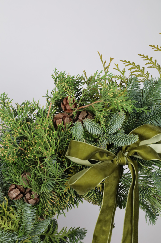 БОЛЬШОЙ ВЕНОК ИЗ МИКСА ХВОИ С КЕДРОВЫМИ ШИШКАМИ И БАРХАТНЫМ БАНТОМ