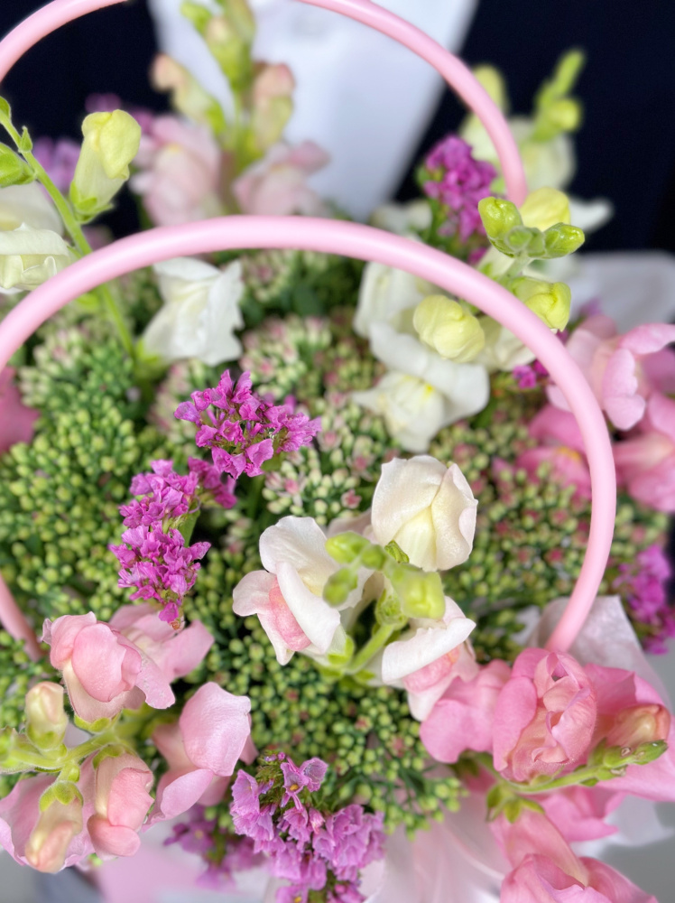 НЕЖНАЯ КОМПОЗИЦИЯ В ПАКЕТЕ С РУЧКАМИ НЕЖНАЯ КОМПОЗИЦИЯ В ПАКЕТЕ С РУЧКАМИ