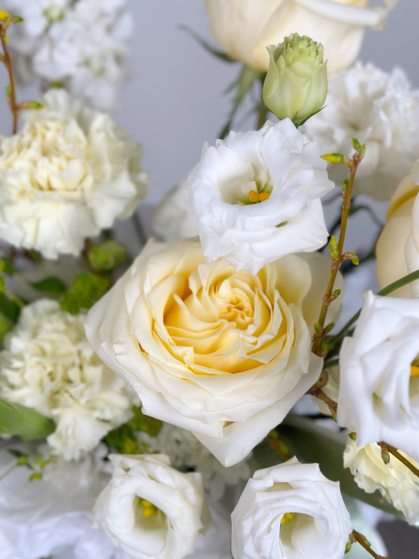 КОМПОЗИЦИЯ С ПИОНОВИДНОЙ РОЗОЙ, МАТТИОЛОЙ И ВЕТОЧКОЙ ФОРЗИЦИИ