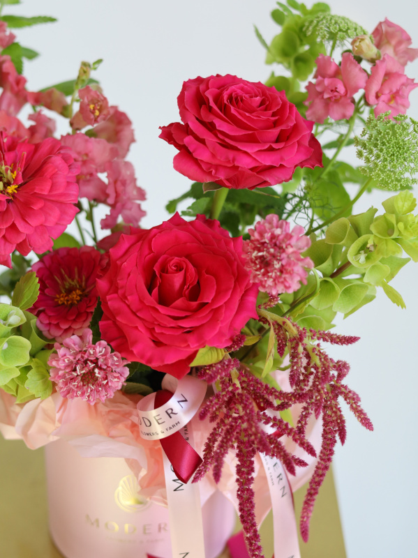 КОМПОЗИЦИЯ С ПИОНОВИДНОЙ РОЗОЙ И МОЛЮЦЕЛЛОЙ