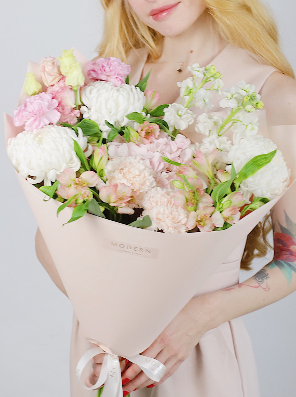 НЕЖНЫЙ БУКЕТ С ХРИЗАНТЕМОЙ И МАТТИОЛОЙ