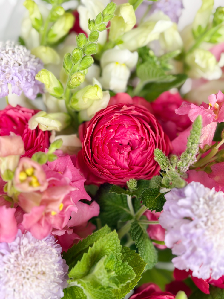 БУКЕТ С ПИОНОВИДНОЙ РОЗОЙ, СКАБИОЗОЙ И МЯТОЙ БУКЕТ С ПИОНОВИДНОЙ РОЗОЙ, СКАБИОЗОЙ И МЯТОЙ