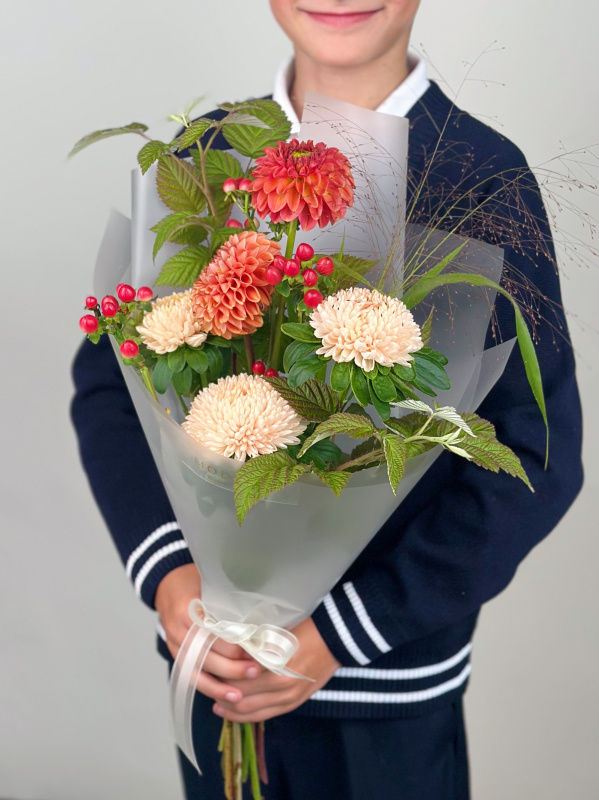 БУКЕТ С ГЕОРГИНАМИ И АСТРОЙ