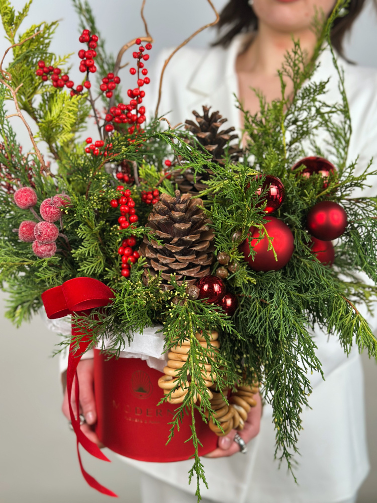 БОЛЬШАЯ КОМПОЗИЦИЯ ИЗ ХВОИ И ИЛЕКСА В РУССКОМ СТИЛЕ