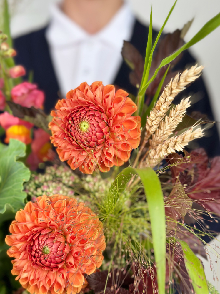 ОСЕННИЙ БУКЕТ В КОРОБКЕ С ГЕОРГИНАМИ ОСЕННИЙ БУКЕТ В КОРОБКЕ С ГЕОРГИНАМИ