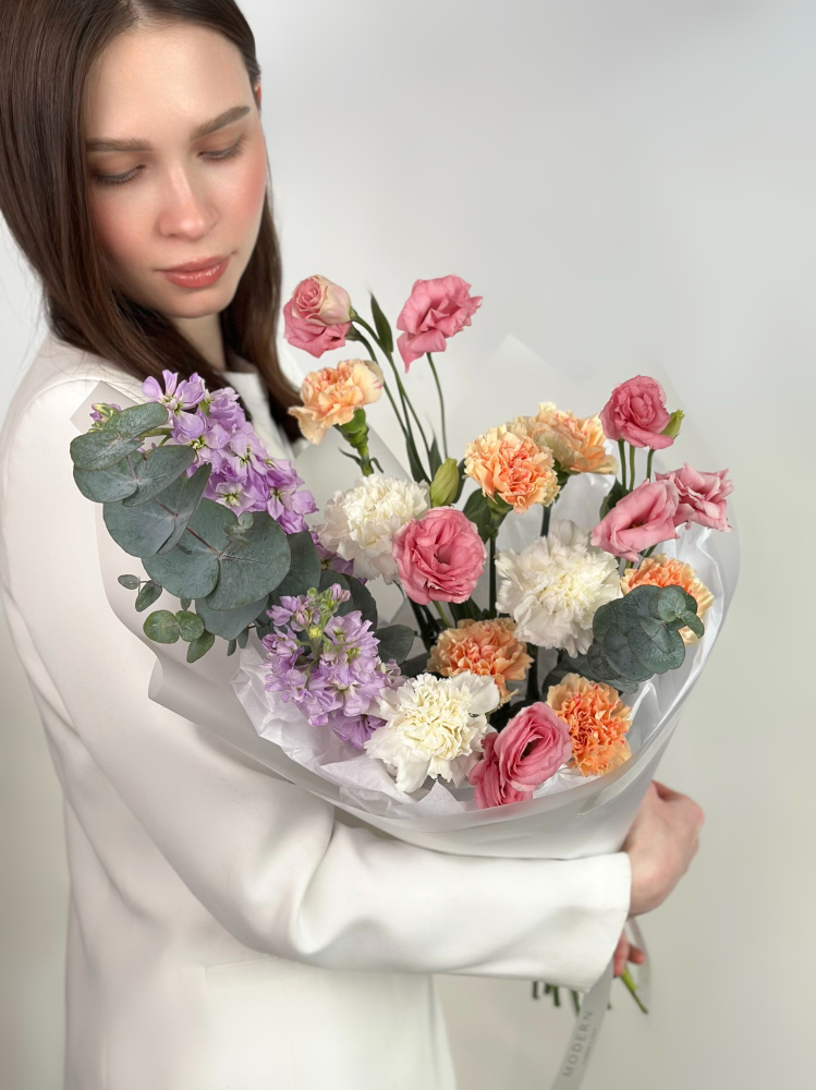 БУКЕТ В ПАСТЕЛЬНЫХ ОТТЕНКАХ С МАТТИОЛОЙ, ЭУСТОМОЙ И ГВОЗДИКОЙ