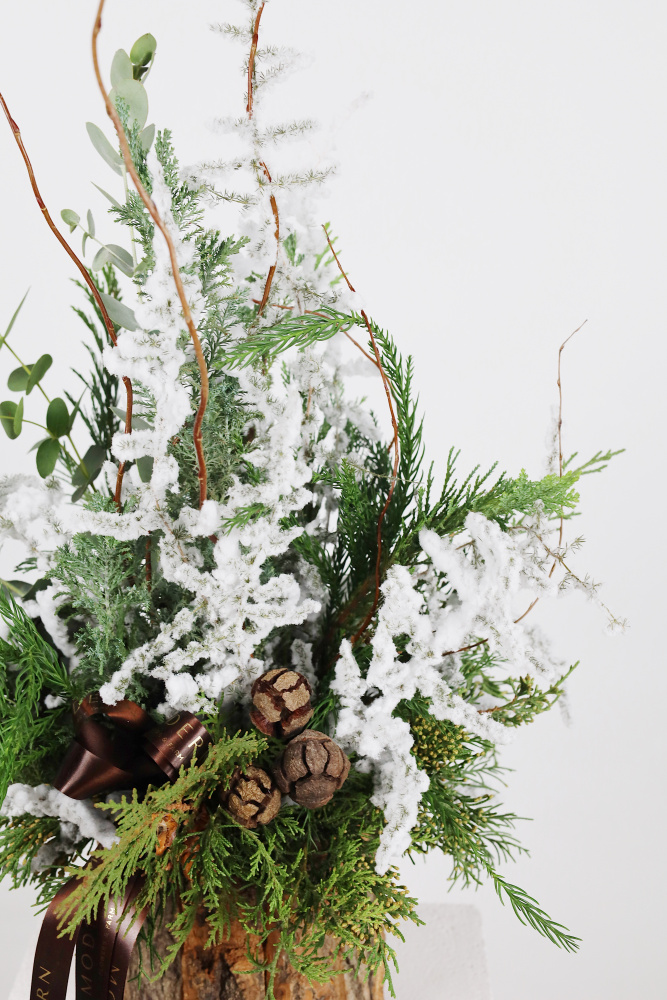 ХВОЙНАЯ КОМПОЗИЦИЯ В ДЕРЕВЯННОМ КАШПО