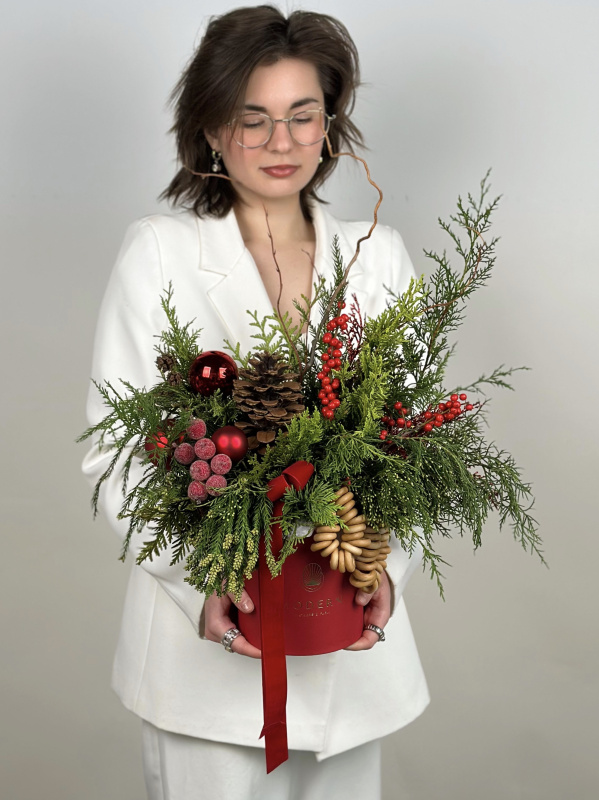 КОМПОЗИЦИЯ ИЗ ХВОИ И ИЛЕКСА В РУССКОМ СТИЛЕ