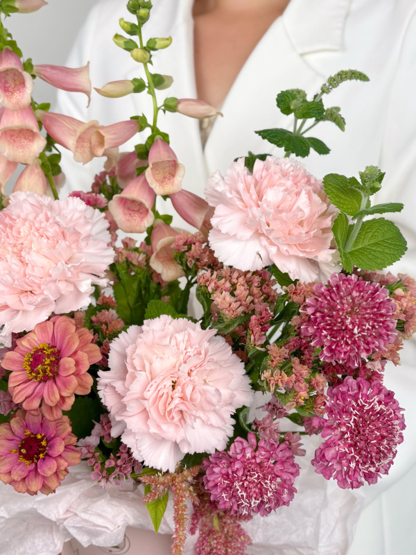 КОМПОЗИЦИЯ В ШЛЯПНОЙ КОРОБКЕ С НАПЕРСТЯНКОЙ И ДИАНТУСОМ